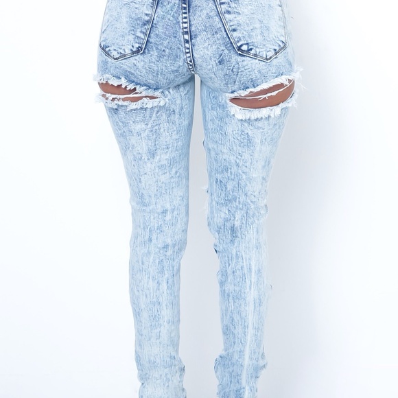 Lightwash Blue Destructed Jeans - Picture 2 of 4